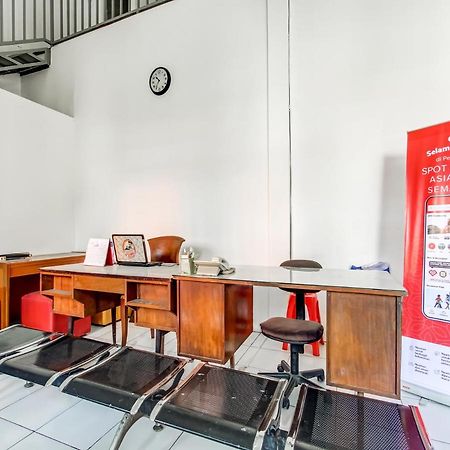 Oyo Life 91374 Asia Stay Semarang Syariah Exterior photo